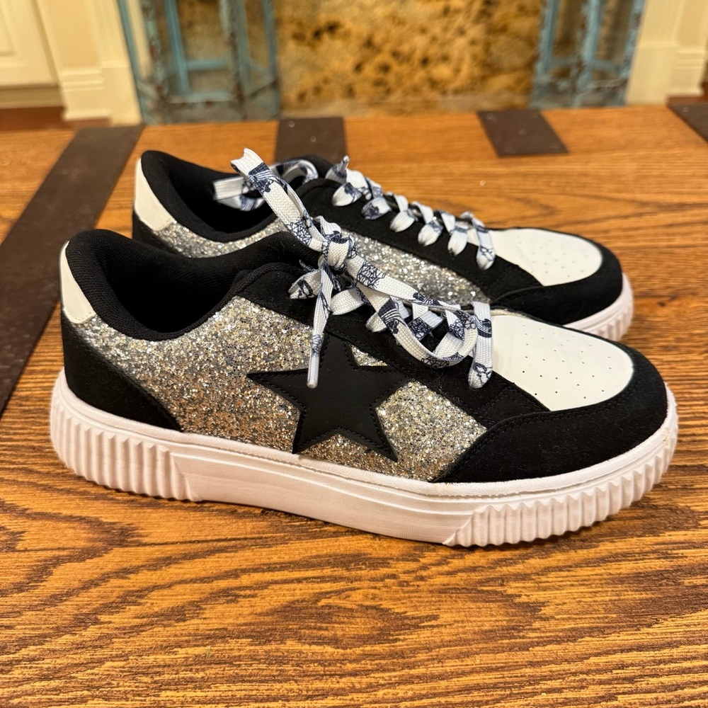 F17 - Women's Glitter Star Sneakers - Black and Silver